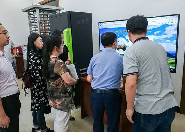 與會人員現(xiàn)場體驗(yàn)新型測報工具及植保信息化平臺