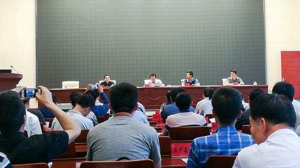 會議現(xiàn)場，崔增團(tuán)做重要講話