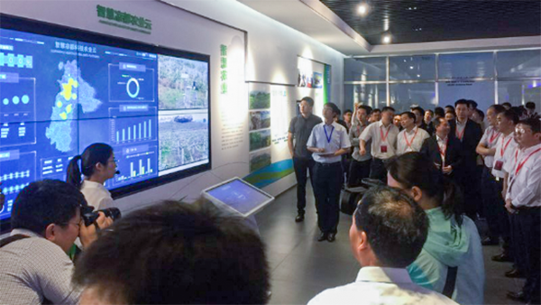 與會(huì)領(lǐng)導(dǎo)參觀托普云農(nóng)智慧涼都科技農(nóng)業(yè)云平臺(tái) 與會(huì)領(lǐng)導(dǎo)參觀托普云農(nóng)智慧涼都科技農(nóng)業(yè)云平臺(tái)