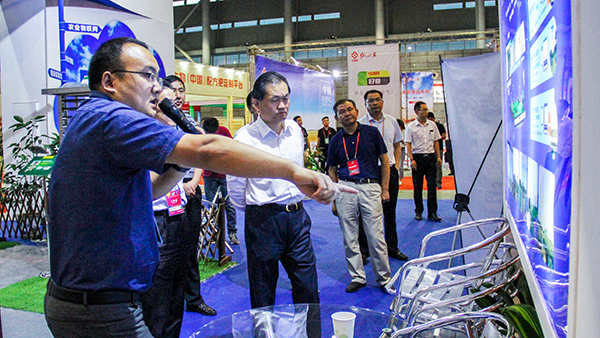 安徽省副省長(zhǎng)張曙光聽(tīng)取托普云農(nóng)介紹省市級(jí)大數(shù)據(jù)平臺(tái)、病蟲(chóng)害監(jiān)測(cè)預(yù)警平臺(tái)