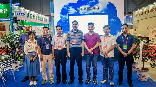 安徽省植?？傉菊鹃L(zhǎng)黃秋云（左5）副站長(zhǎng)曹明坤（左4）副站長(zhǎng)張啟勇（右2）