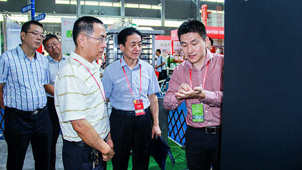 安徽省植保總站副站長(zhǎng)曹明坤、副站長(zhǎng)李鋼一行聽(tīng)取病蟲(chóng)害監(jiān)測(cè)預(yù)警平臺(tái)詳細(xì)介紹