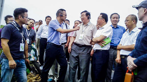 托普云農(nóng)陳渝陽董事長陪同劉天金主任、陳宗懋院士參觀現(xiàn)場