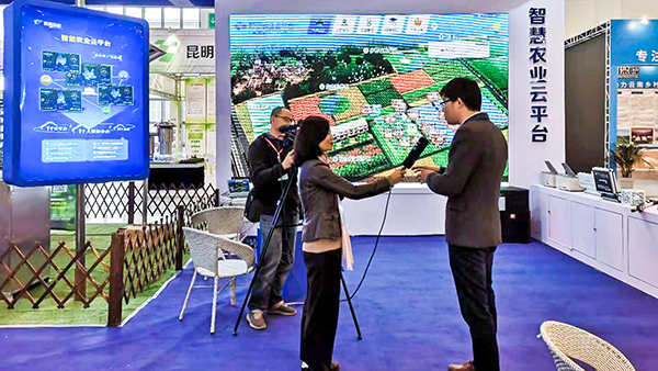 昆明廣播電臺(tái)的記者采訪托普云農(nóng) 昆明廣播電臺(tái)的記者采訪托普云農(nóng)