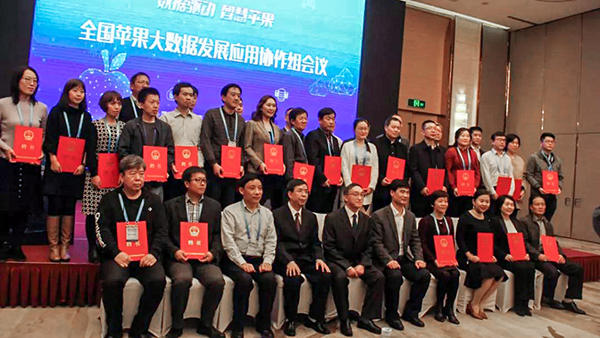 咨詢專(zhuān)家合影