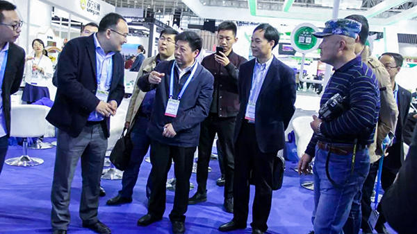 江蘇省淮安市肖進方副市長一行、山西省農(nóng)牧業(yè)信息中心馮耀斌主任蒞臨展位。