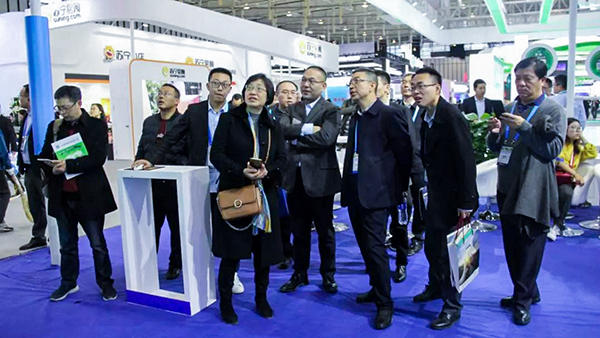 江蘇省淮安市肖進方副市長一行、山西省農(nóng)牧業(yè)信息中心馮耀斌主任蒞臨展位。