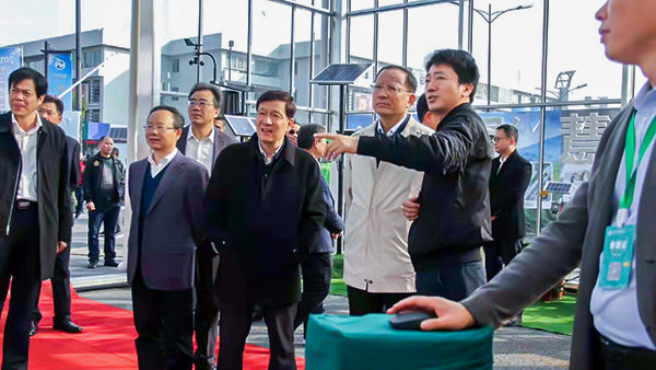 浙江省人大常委會副主任、省總工會主席史濟(jì)錫詳細(xì)詢問省農(nóng)業(yè)信息化建設(shè)情況