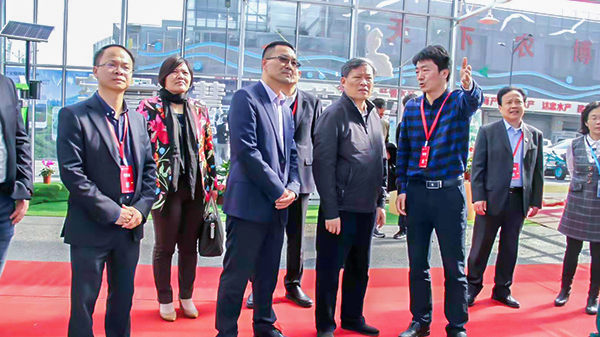 浙江省政協(xié)副主席、黨組副書記孫景淼蒞臨展位聽取浙江省數(shù)字農(nóng)業(yè)系統(tǒng)介紹匯報(bào)