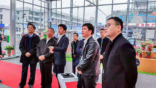 浙江省政協(xié)副主席、黨組成員黃旭明蒞臨展位聽取浙江省數(shù)字農(nóng)業(yè)系統(tǒng)介紹匯報(bào)