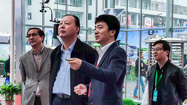 原浙江省人大常委會副主任矛臨生蒞臨展位聽取浙江省數(shù)字農(nóng)業(yè)系統(tǒng)介紹匯報(bào)